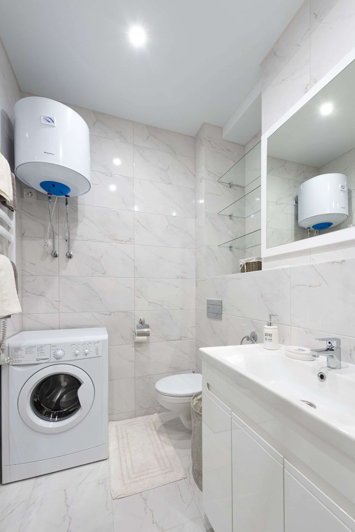 Chauffe-eau installé dans une salle de bains