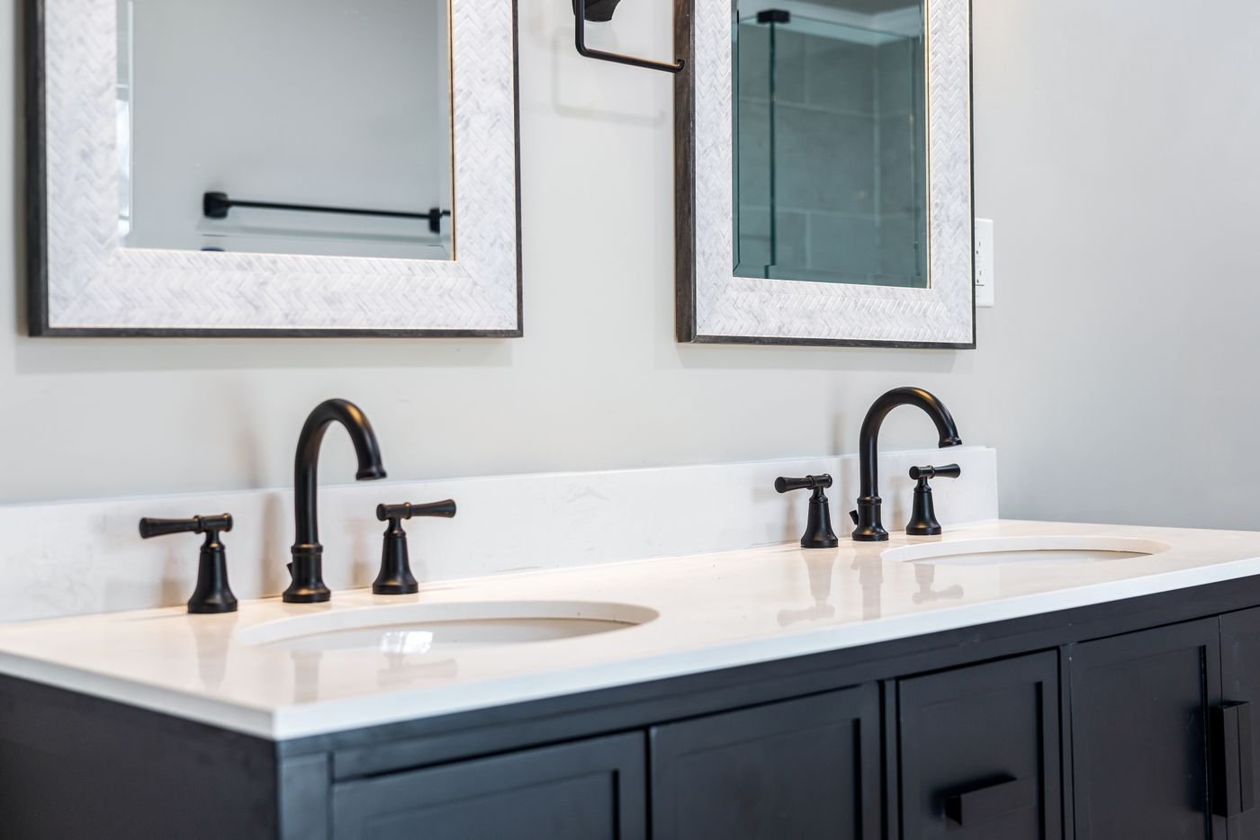 Meuble double vasque avec robinetterie noire