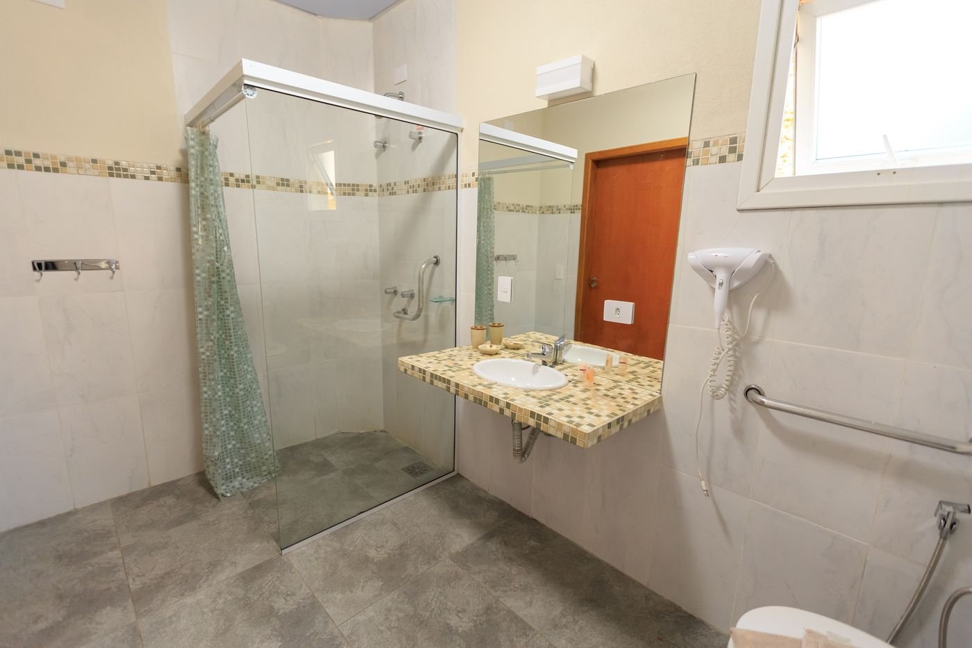 Salle de bains adaptée PMR avec barres d'appui