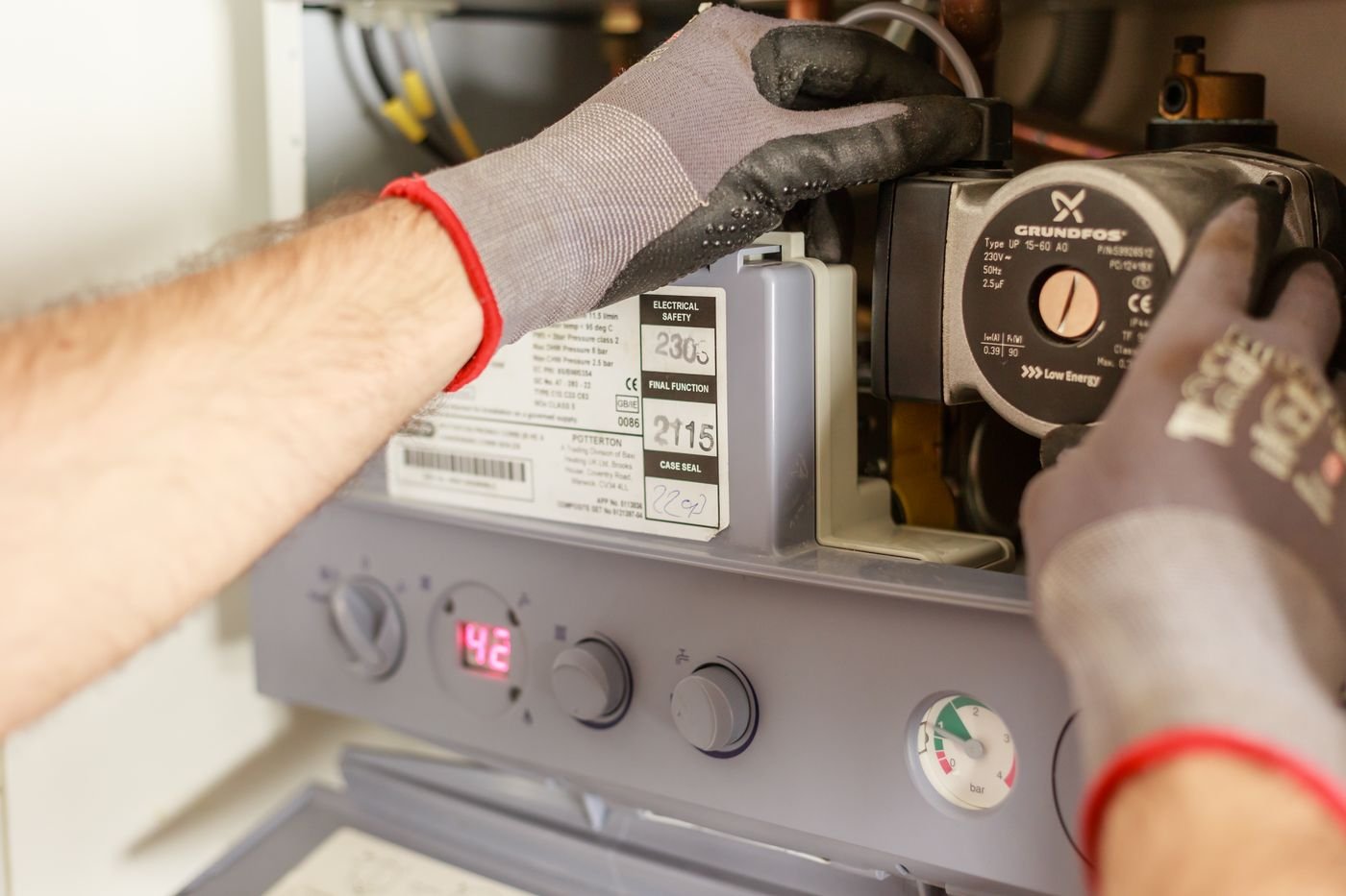 Technicien intervenant sur une chaudière gaz